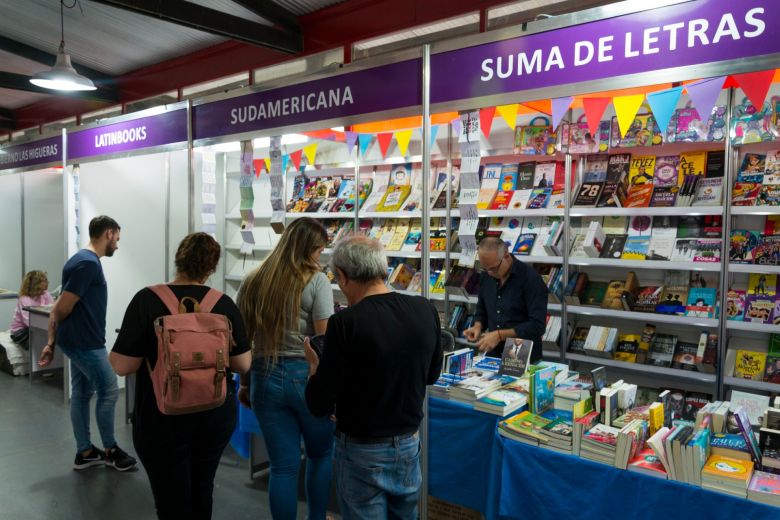 Llamosas inauguró la Feria del Libro en el renovado Galpón Blanco