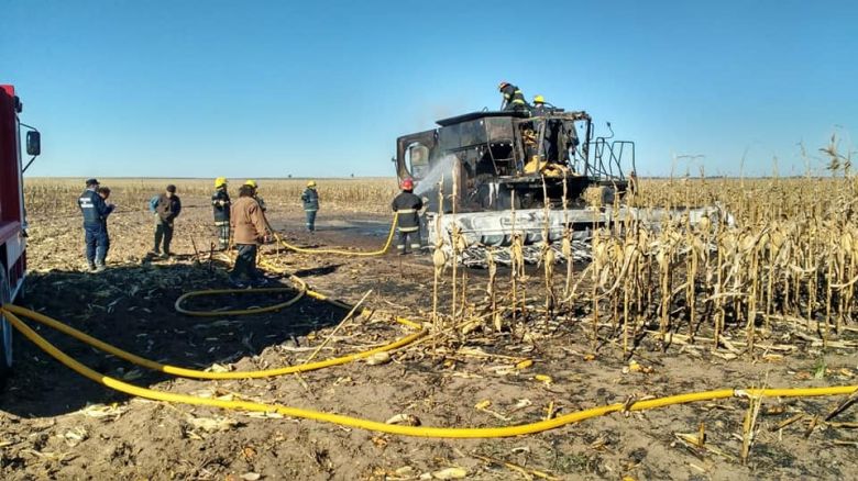 Se quemó una cosechadora en un campo donde los Bomberos de Moldes tenían una hora de viaje