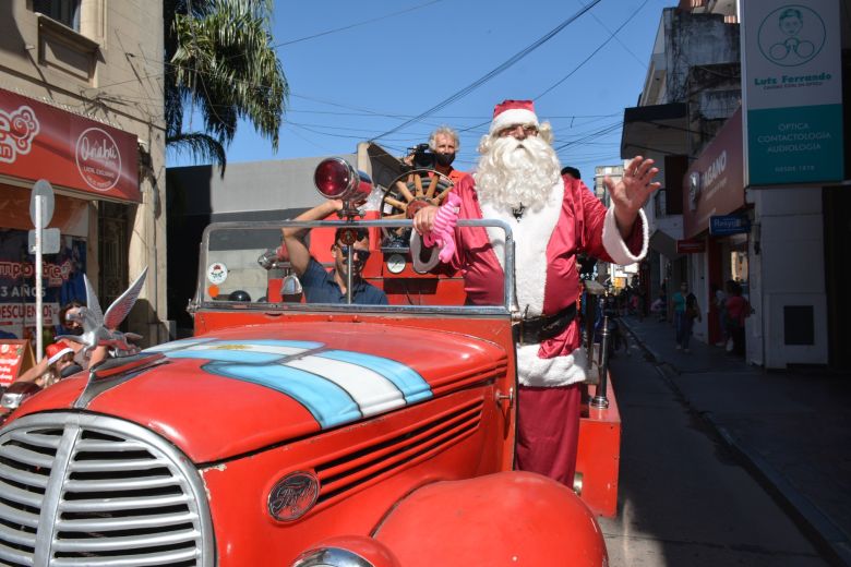 La Caravana Mágica de Papá Noel inundó de magia la ciudad 