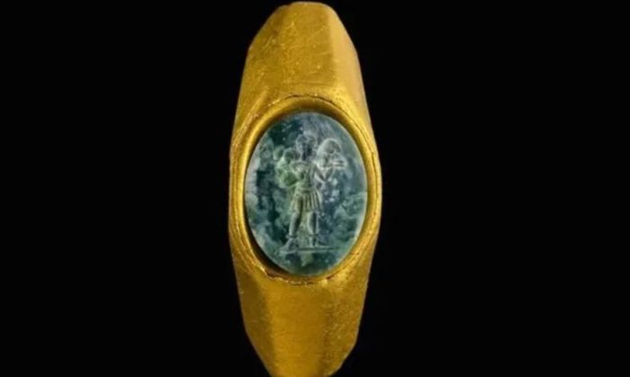 Histórico: rescatan del fondo del mar un anillo del siglo III que tiene tallada una imagen de Jesús