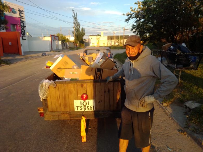 El jubilado que es recolector informal sumó un carrito para su búsqueda de cartón 
