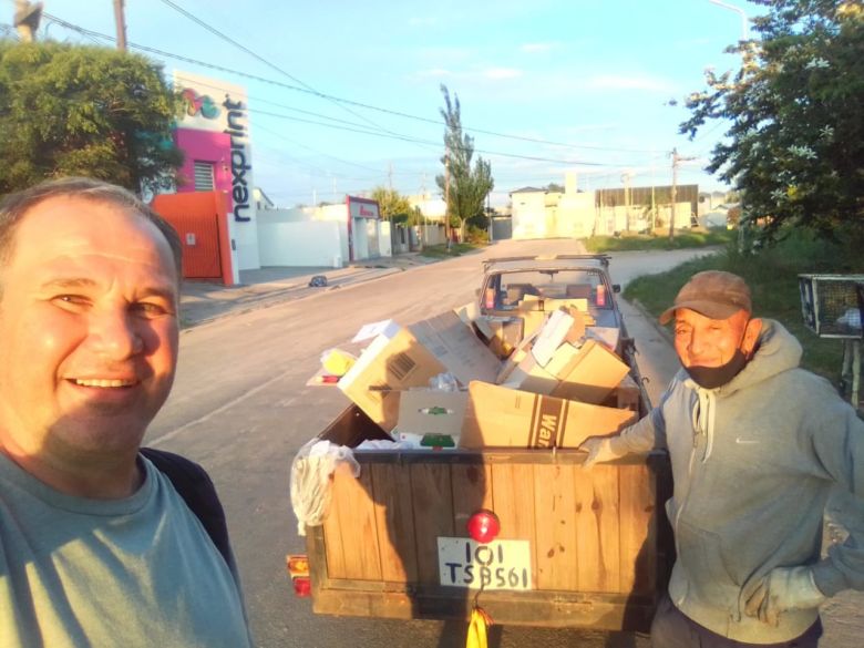 El jubilado que es recolector informal sumó un carrito para su búsqueda de cartón 