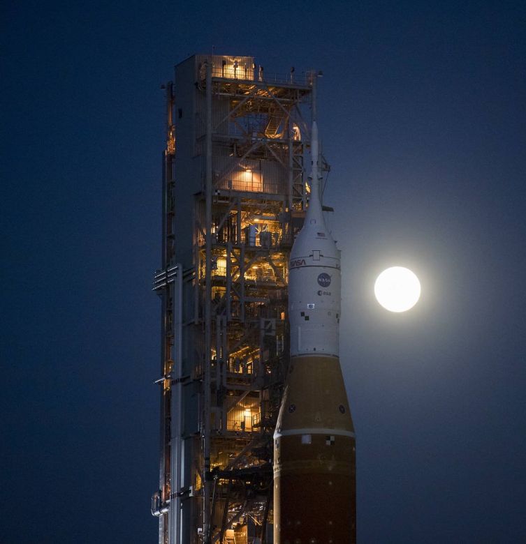 La nave Orion preparada en la plataforma de lanzamiento para poner rumbo a la Luna
