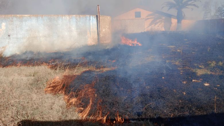 Se quemó una importante acumulación de malezas secas en una quinta de Berrotarán