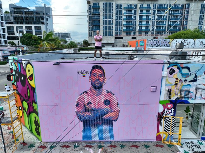 El primer artista que pintó a Messi con la camiseta del Inter en Miami