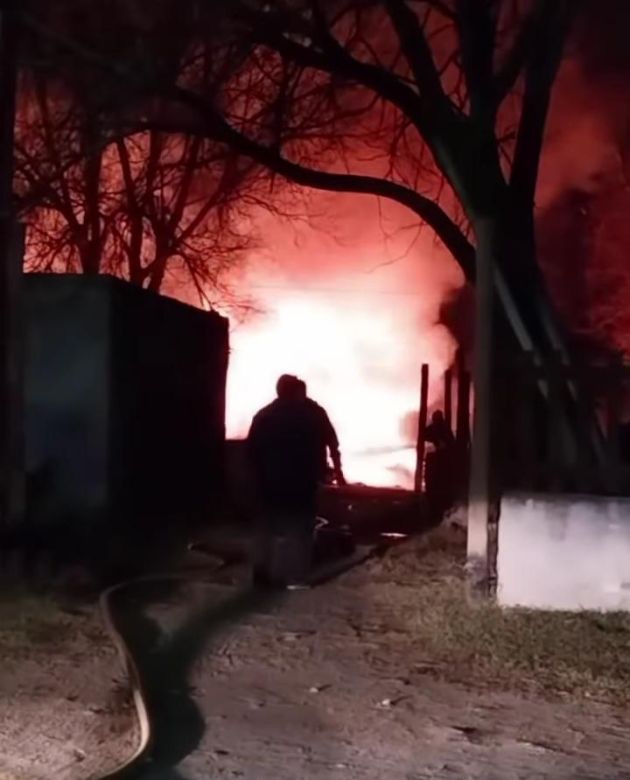 Se incendió material acumulado en una vivienda del Corsódromo
