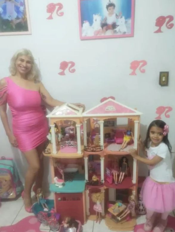 Es fanática de Barbie, vive en un mundo rosa y le puso el nombre de la muñeca a su hija 