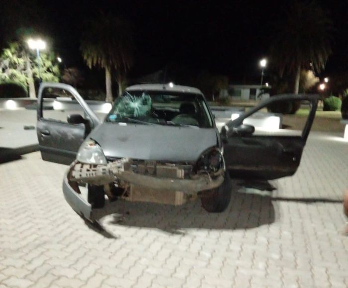Un sujeto descontrolado destruyó la plaza de Italó con su auto   