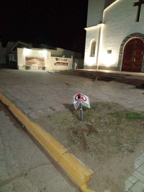 Un sujeto descontrolado destruyó la plaza de Italó con su auto   