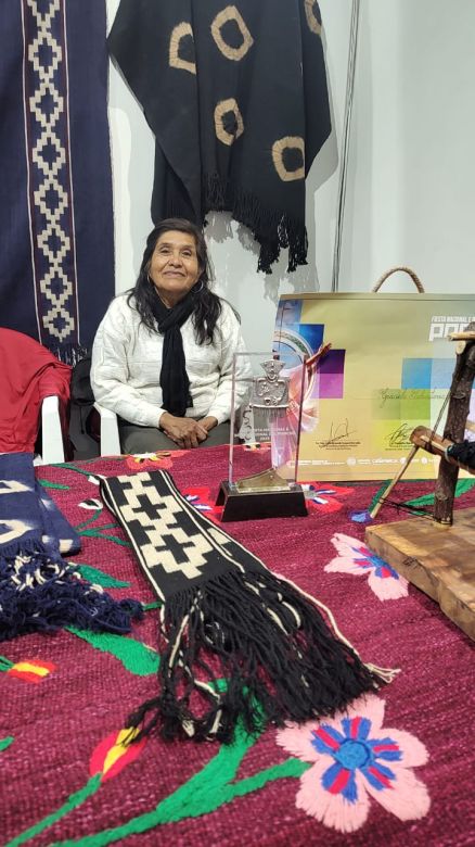 Graciela Salvatierra impulsa junto a su familia el telar, una tradición que parecía abandonada