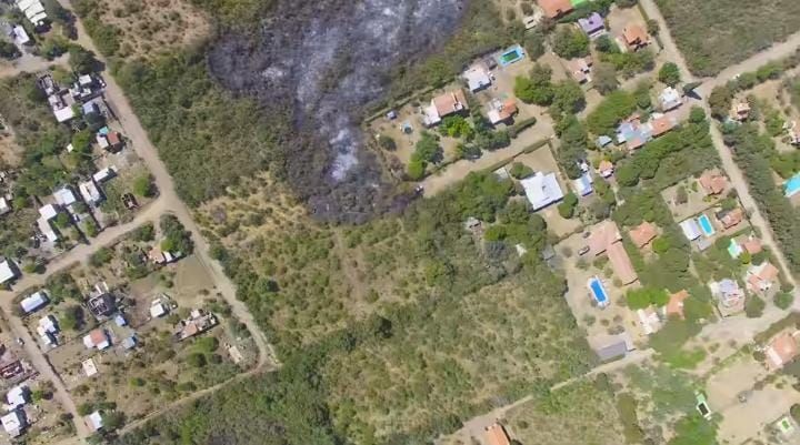 El domingo casi se incendiaron una decena de casas en Merlo, sigue sin llover y hay poca agua