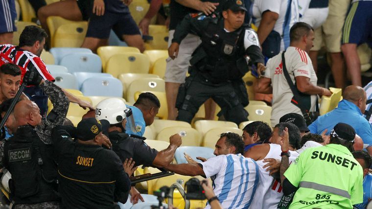 Las imágenes de la salvaje agresión de la Policía de Brasil a hinchas argentinos