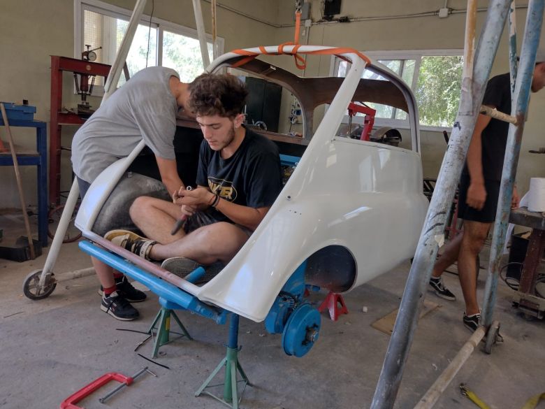 Estudiantes de Río Cuarto fabricaron un auto eléctrico con materiales reciclables
