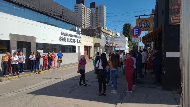 Ruidosa manifestación de empleados del Policlínico San Lucas por deuda salarial
