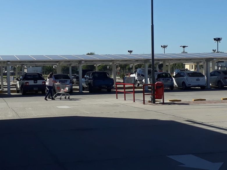 Supermercados TOP instaló paneles solares en 70 cocheras de estacionamiento