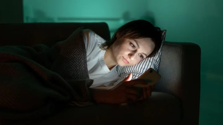 Mito vs. realidad: ¿cuánto afecta al sueño la luz azul de los celulares?