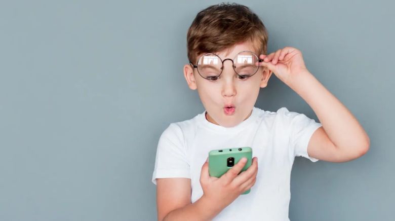 Limitar el tiempo de uso y establecer reglas: lo que tenés que hacer antes de darle un celular a tu hijo 