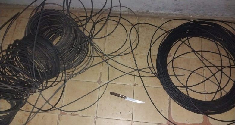 Aprehensión en Río Cuarto: Un hombre fue sorprendido sustrayendo cables de los techos
