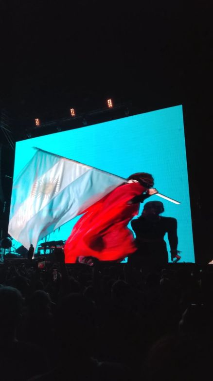 Jared Leto invitó a una fan a cantar al escenario y se mostró con la bandera Argentina