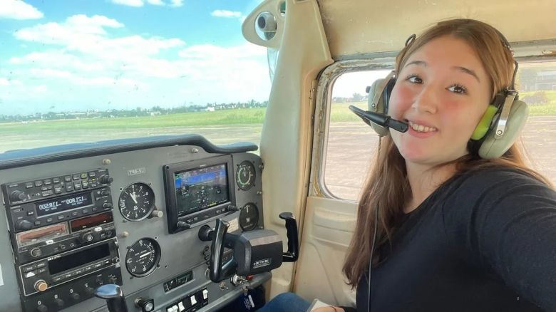 Tiene 18 años, es la única mujer que estudia para ser pilota de avión y gasta todo su sueldo para pagarlo