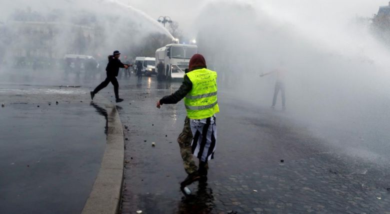 Mientras Macron está en el G-20, Francia ardió contra los combustibles