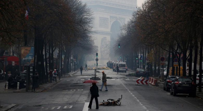 Mientras Macron está en el G-20, Francia ardió contra los combustibles