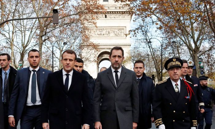 Macron volvió a Francia y visitó el Arco del Triunfo para verificar los daños que dejó la protesta de los "chalecos amarillos"