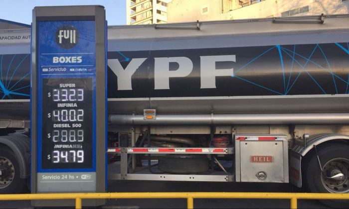 YPF anunció que baja el precio de la nafta