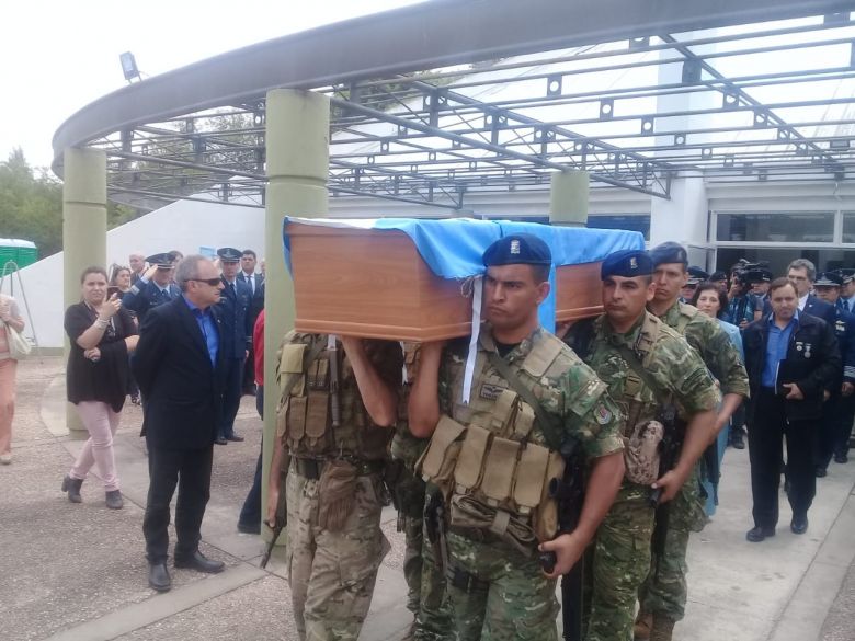 Con una ceremonia de rendición de honores, se despidieron los restos del héroe Castagnari