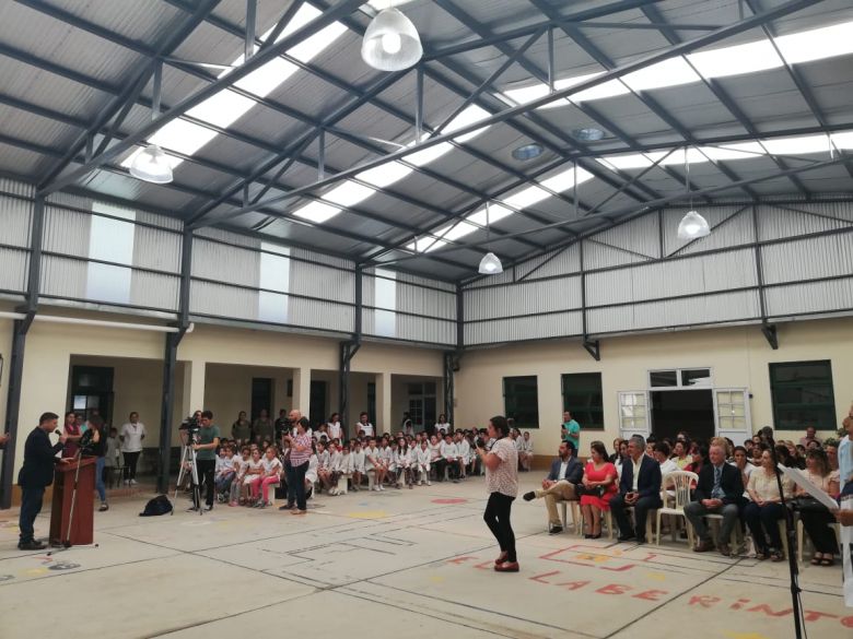 El ministro de Educación provincial inauguró un SUM en Las Acequias