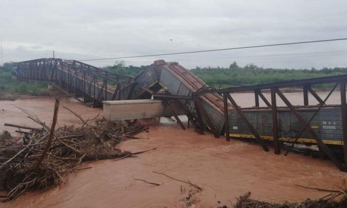 Impresionante: cayó un puente mientras pasaba un tren de carga