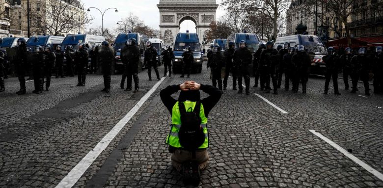 Otra marcha violenta de “chalecos amarillos” en París: cientos de detenidos, enfrentamientos y gases lacrimógenos