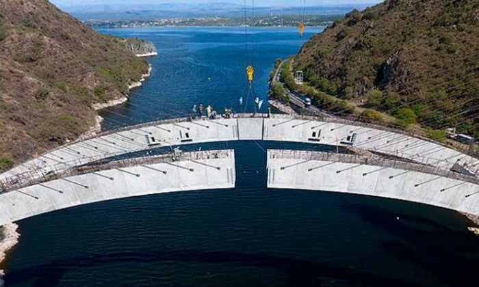 Puente del lago San Roque: un obrero cayó desde 20 metros