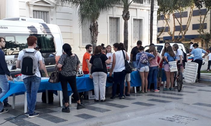 La UNRC mostró su oferta educativa en la plaza Olmos