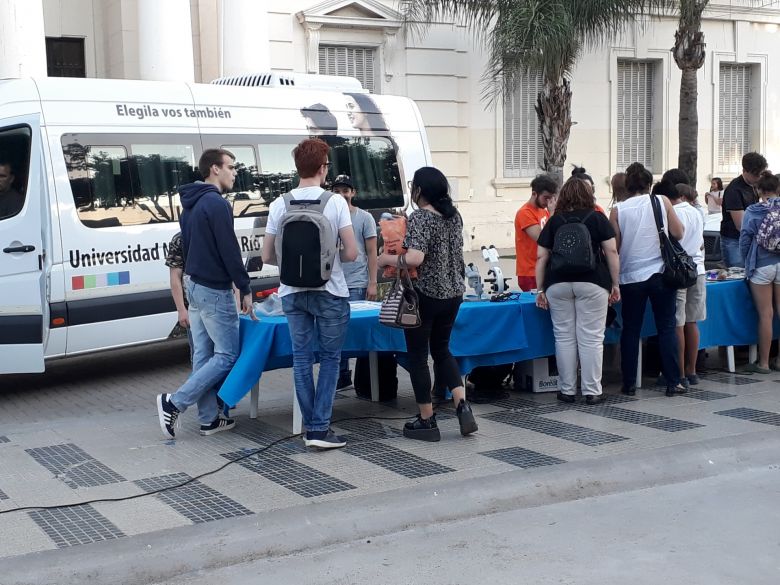 La UNRC mostró su oferta educativa en la plaza Olmos