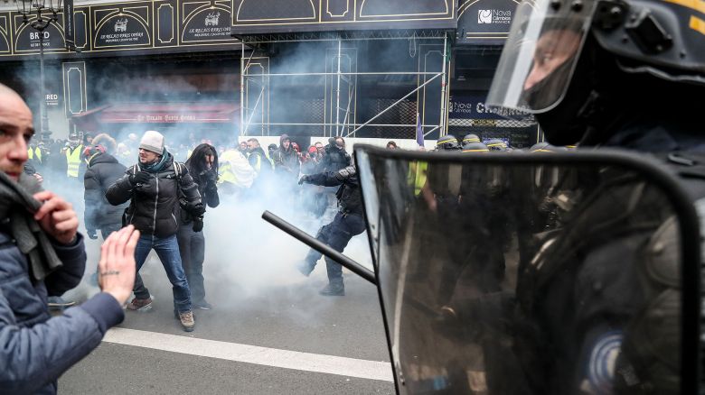 Gases lacrimógenos y corridas en la quinta marcha de los "chalecos amarillos" en París: 136 detenidos