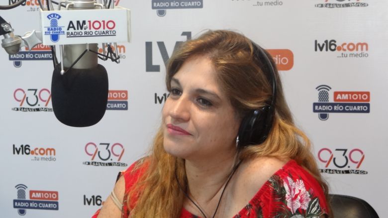 Natalia Labeguerié, cantante de La Clave, se presentó en Radio Río Cuarto