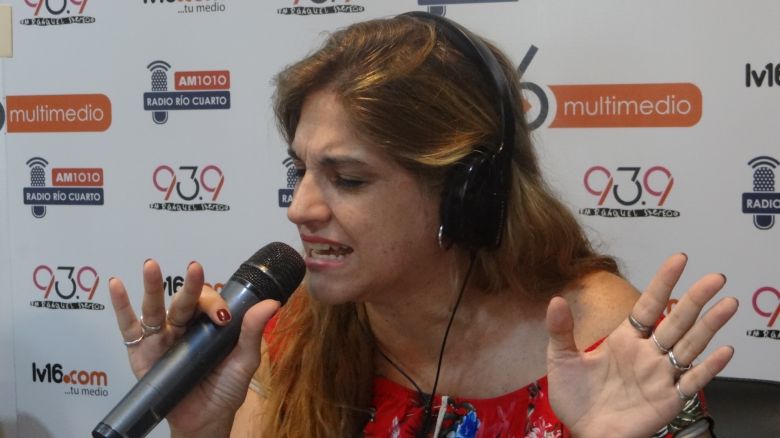 Natalia Labeguerié, cantante de La Clave, se presentó en Radio Río Cuarto