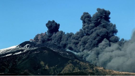 Alerta en Italia por la erupción del volcán Etna: su actividad ya provocó 150 pequeños terremotos