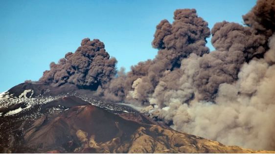 Alerta en Italia por la erupción del volcán Etna: su actividad ya provocó 150 pequeños terremotos