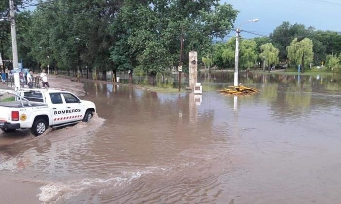 Video: impactante crecida en Mina Clavero donde llovieron 100 milímetros
