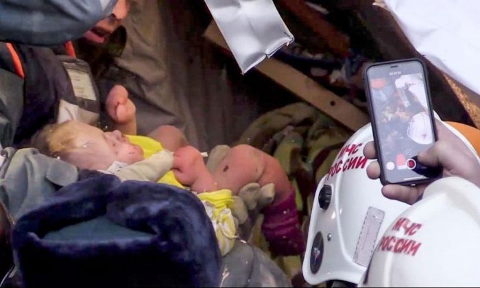 Rusia: hallaron vivo a un bebé bajo los escombros del edificio que se derrumbó y dejó ocho muertos
