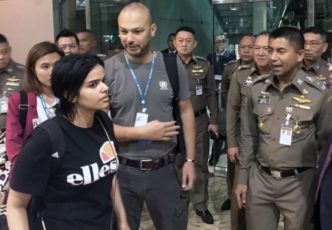 La joven saudita que huyó de su familia y se encerró en un hotel de Bangkok "obtiene estatus de refugiada"