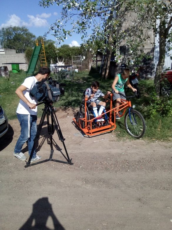Robaron las herramientas del herrero que creó una bicicleta adaptada para dos niños con discapacidad
