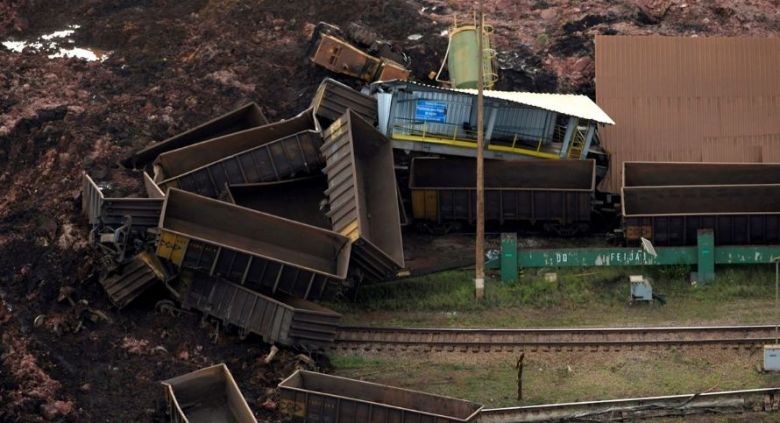Sube a 34 la cifra de muertos por la rotura de una represa en Brasil