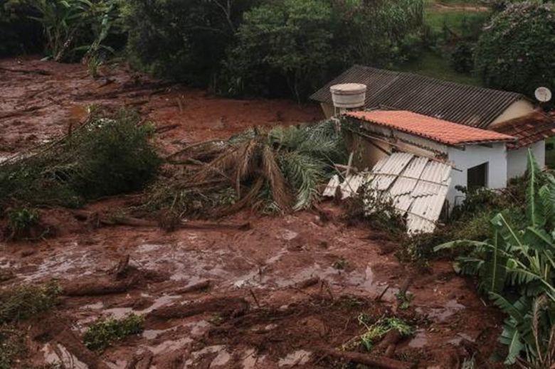 Sube a 34 la cifra de muertos por la rotura de una represa en Brasil