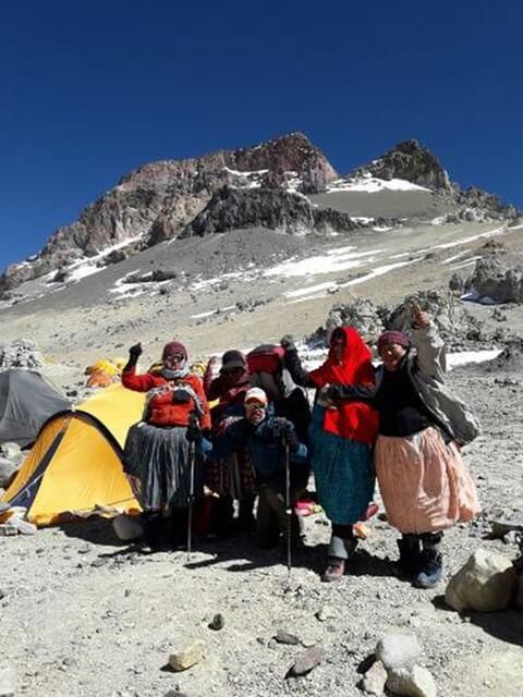 Cholitas llegaron a la cumbre del Aconcagua