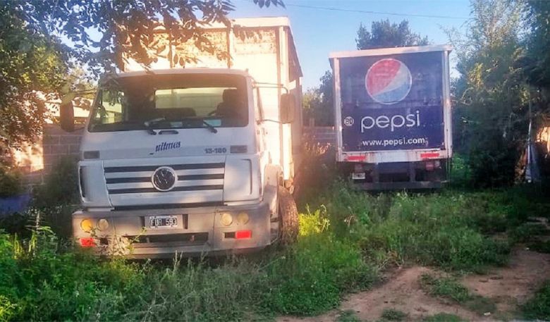 Sin el cargamento de bebidas, hallan dos camiones robados en Canals