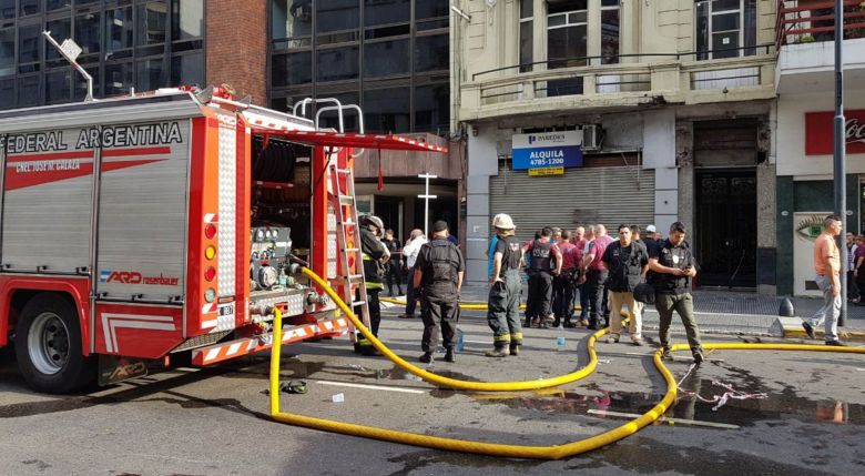 Una mujer murió y hay más de 40 heridos en un incendio cerca del Obelisco 