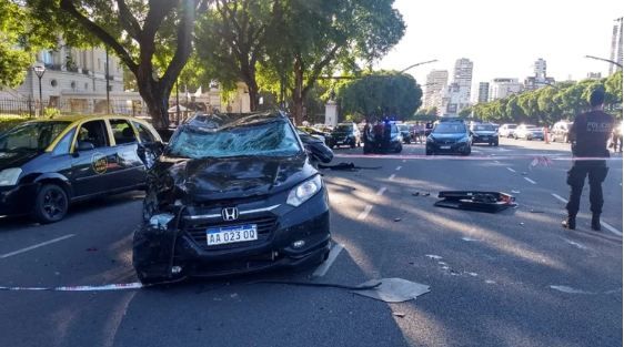 Un auto fuera de control chocó una parada de taxis frente al Hipódromo de Palermo: dos muertos